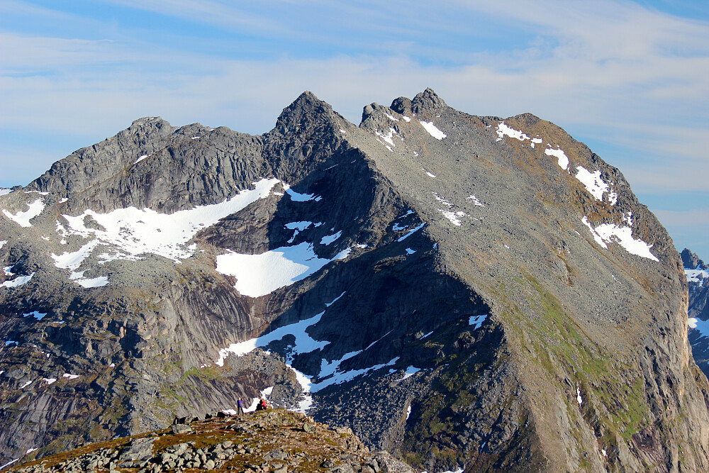 Skamtinden 884 moh.Her er det bratt stigning helt fra fjæra og til toppen.