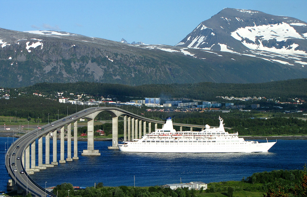 M/S Discovery passerer Sandnessundbrua på sin tur sørover.Skimter så vidt Hamperokken 1404 moh. til venstre for Tromsdalstinden.