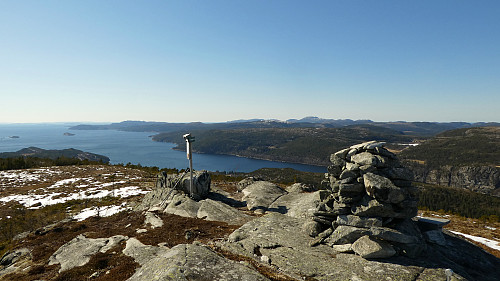 Nordfjorden ligger der nede.