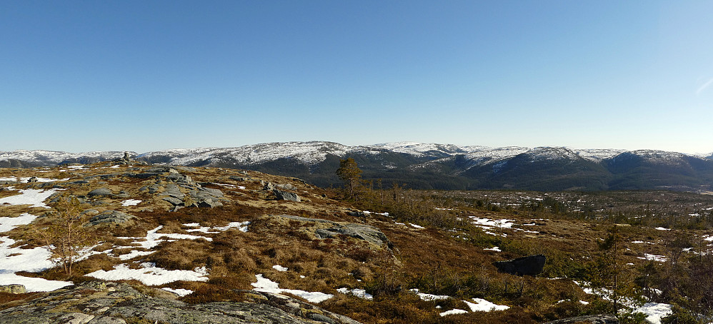 Panorama mot Blåheia 453 moh. og Naglen 611 moh, midt på bildet.