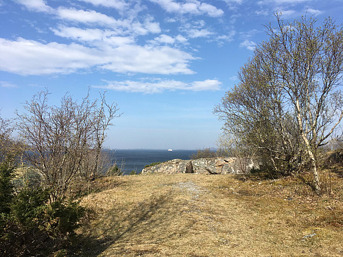 Fin utsikt mot Trondheimleia og Brekstad.Her ved en grillplass på tur ned mot Hysneståa.