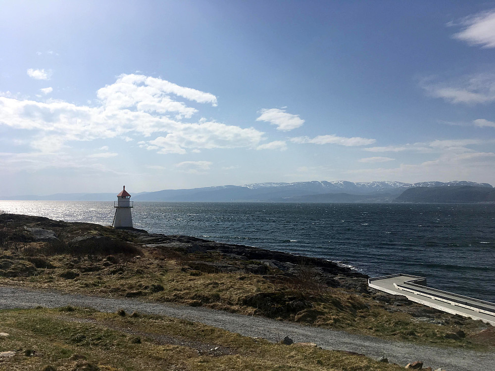 Hysneståa. Ser her innover Trondheimsfjorden.Ser her en del av den tilrettelagte fiskeplassen for rullestolbrukere.