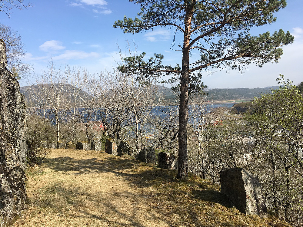 Gammelveien som går ned mot Hasselvika.