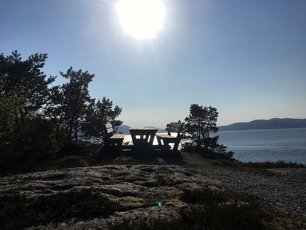 Fin rasteplass litt lenger opp fra sjøen (den er godt merket)