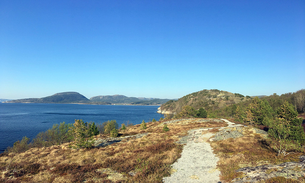 Sti fra rasteplassen som går helt ned til sjøen.Ser toppen av Nebbesheia der oppe.