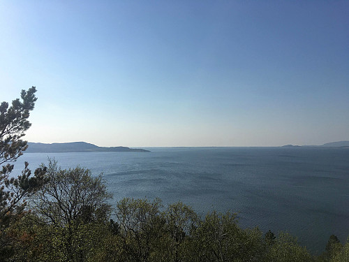 Ut Trondheimsfjorden mot Agdenes Fyr og Ørlandet.