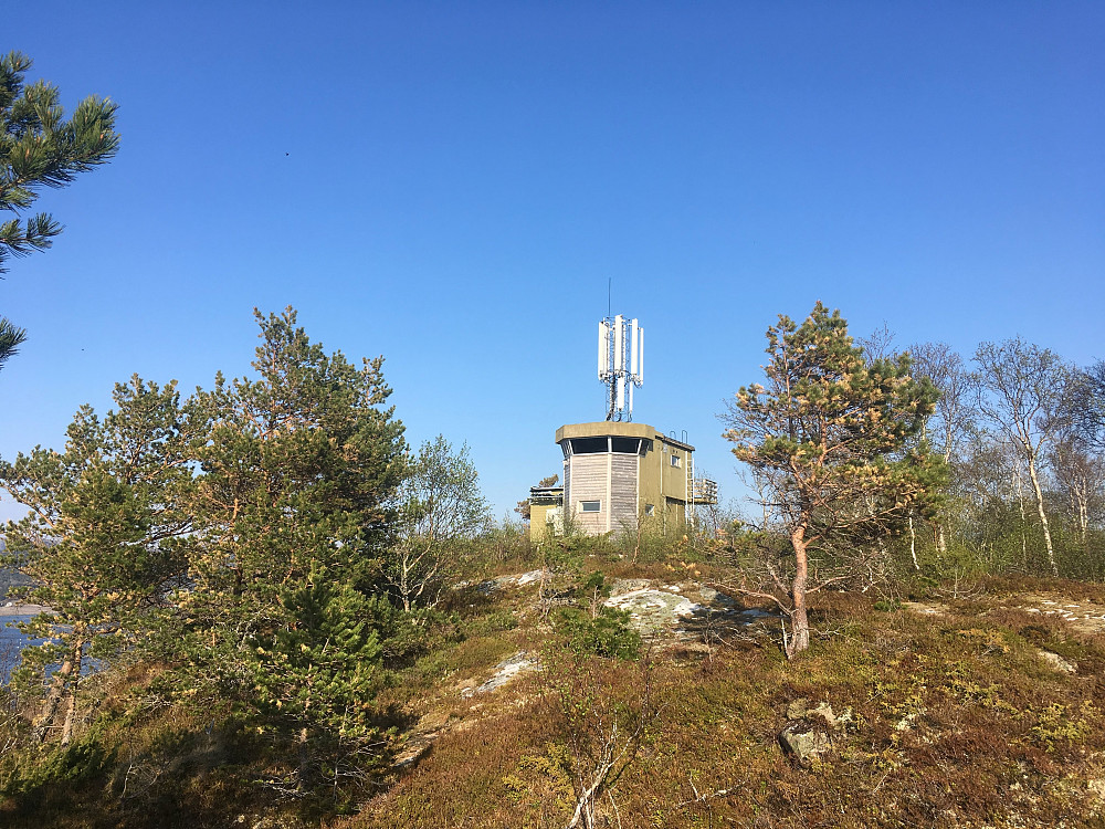 Kommandotårnet på toppen av Nebbesheia.