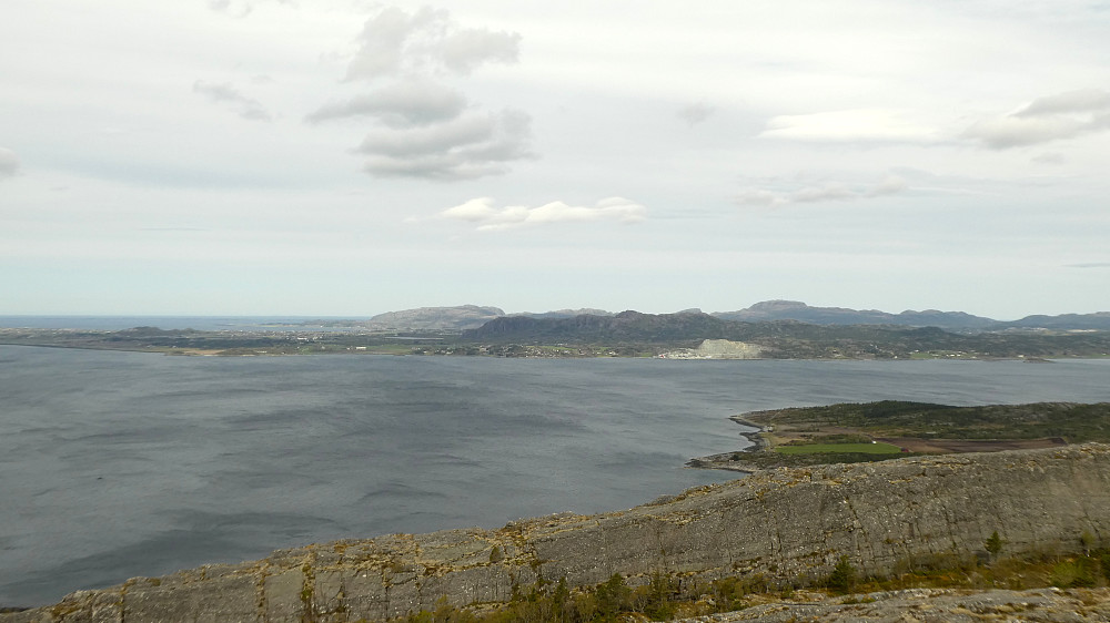 Stjørnfjorden med Osplikammen 285 moh.bak steinbruddet er Ørlandets høyeste topp.