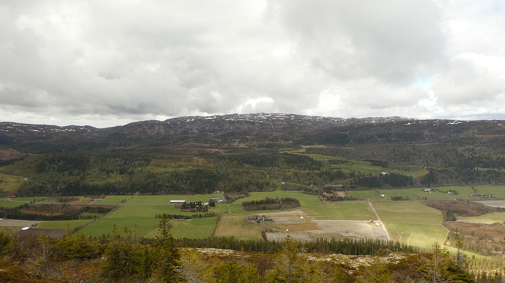 Ser over Skaudalen mot Skurven platået hvor Ytre Skurvhatten 623 moh. er Indre Fosen kommune sitt høyeste fjell.