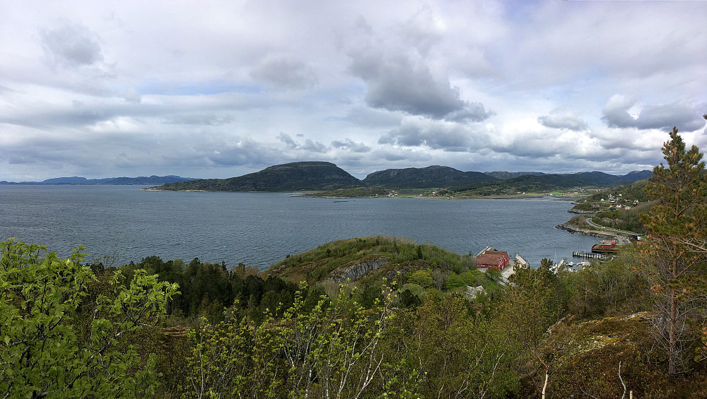 Panorama fra toppen mot Hasselvika og Brettingen.