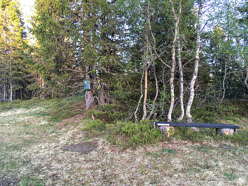 Korsåsen Trimpost med benk og postkasse.