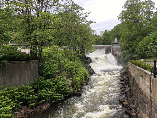 Fossen nedenfor Nydasdammen.Like greit å holde seg unna den.