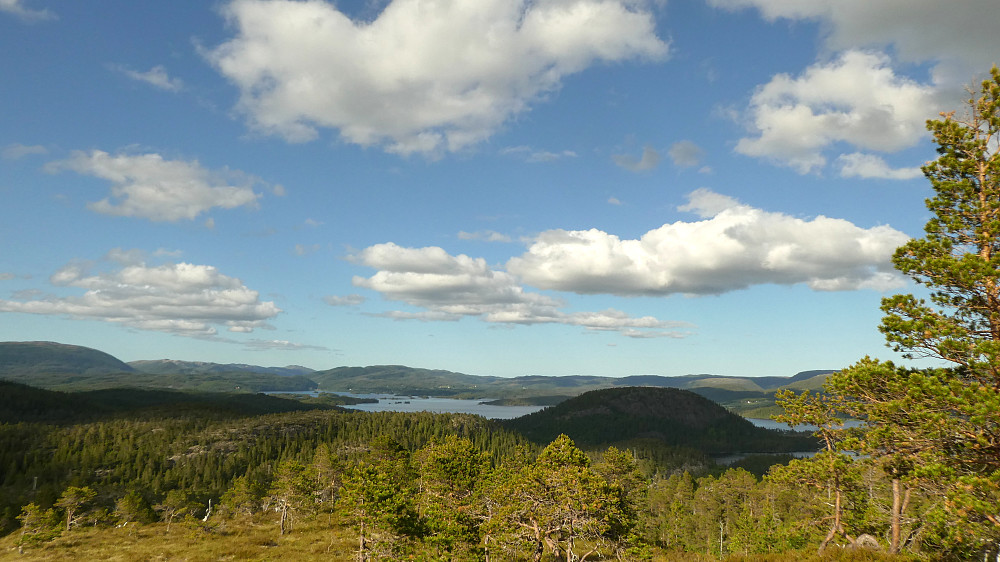 Mot Storvatnet og Hifjellet ligger i skyggen til høyre.