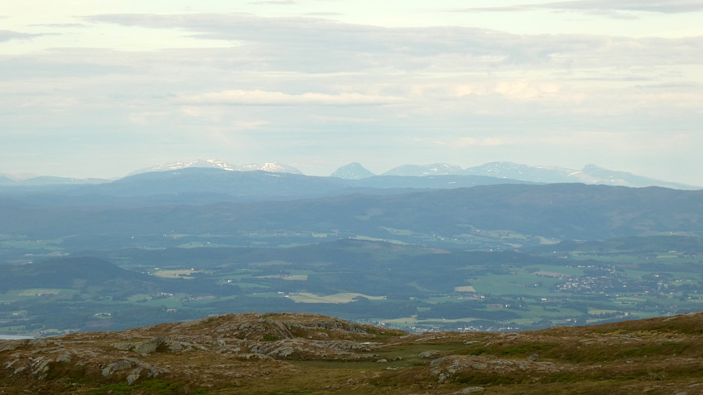 Ser her Skjækerfjella langt i det fjerne med høyeste topp på 1139 moh.