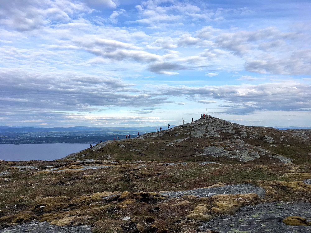 Da er turgruppa på tur ned fra Follaheia 644.