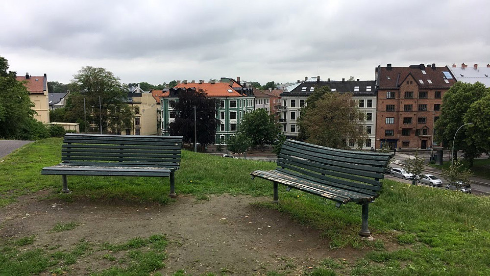 Slitte benker oppe på Idioten.