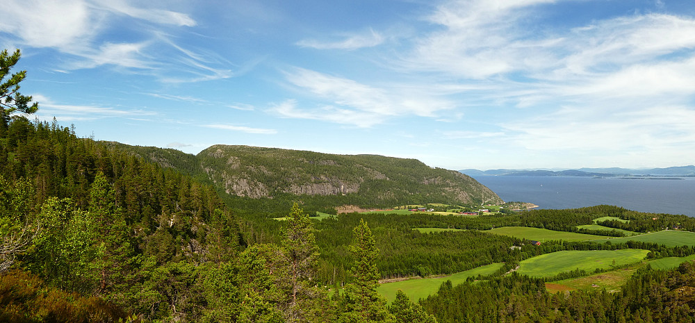 Mot Hindrem.Ser toppen Navlen 388 moh. midt å bildet.
