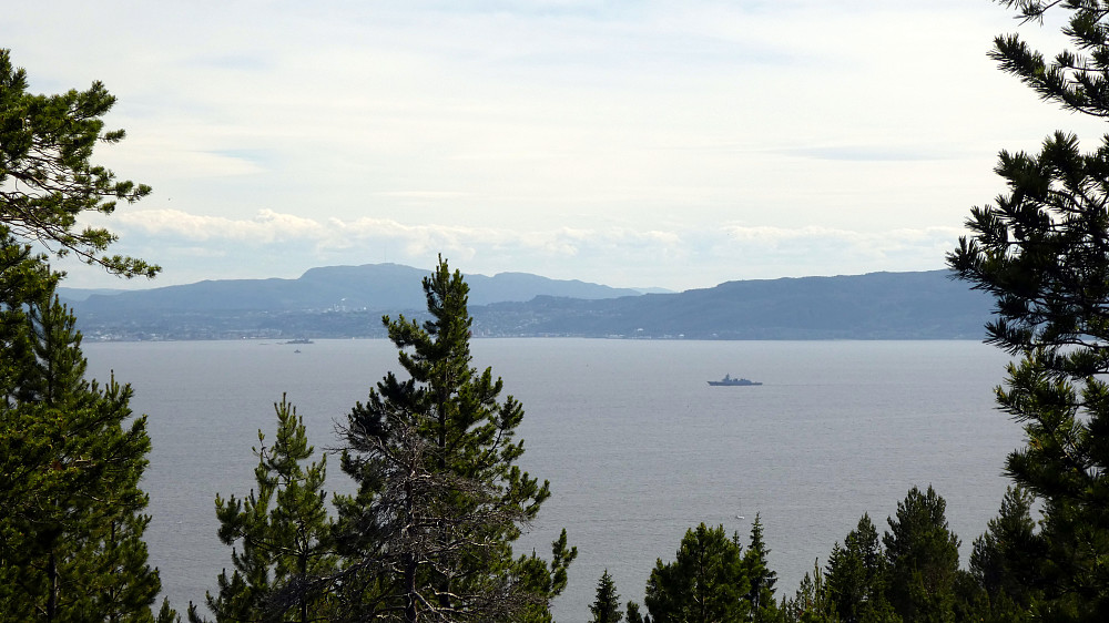 Med litt zoom ser man Munkholmen og en norsk fregatt på fjorden.