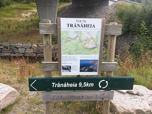 Fin infotavle ved Omundvågen p-plass.