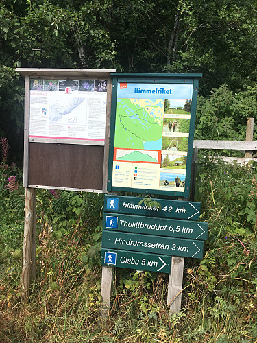 Flott merking og info ved p-plassen i Hestdalen.Ny p-plass merking ved veien også.