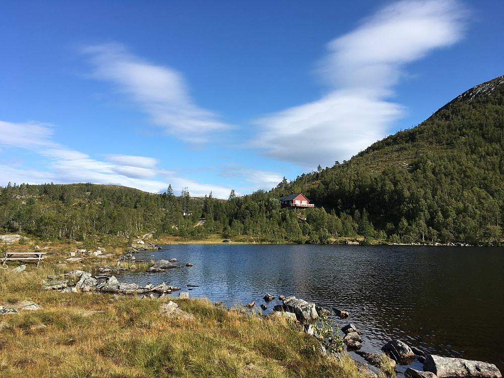 Idyllisk ved Nysetertjønna.Står også oppført som Langvasstjønna på kartet.