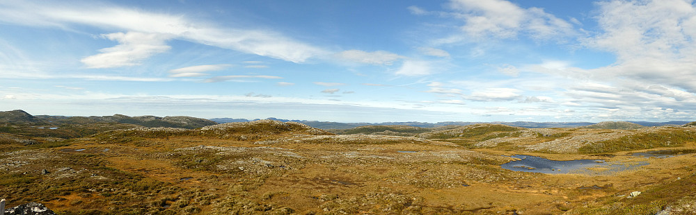 Panorama mot nord og hovedtoppen på Bjørnstokkheia.(midten)