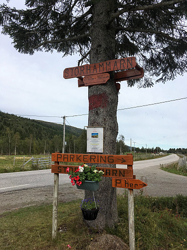 Her kan du parkere på begge sider av hovedveien.