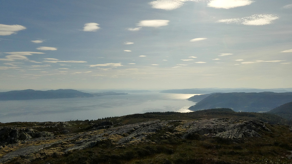 Her ser vi mot Vanvikan (th.) og Orkanger som ligger midt på bildet helt inne i fjorden.