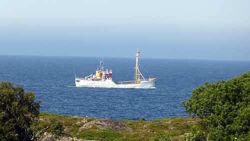 Den gode gamle ishavsskuta M/S Polarstar passerer på vei til Tromsø.