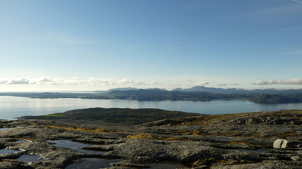 Osplikammen og Tønnølsfjellet langt der ute.