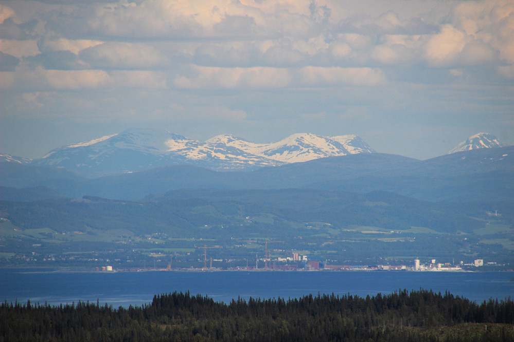 Aker Verdal med Skjækerfjellan 1139 moh, bak.