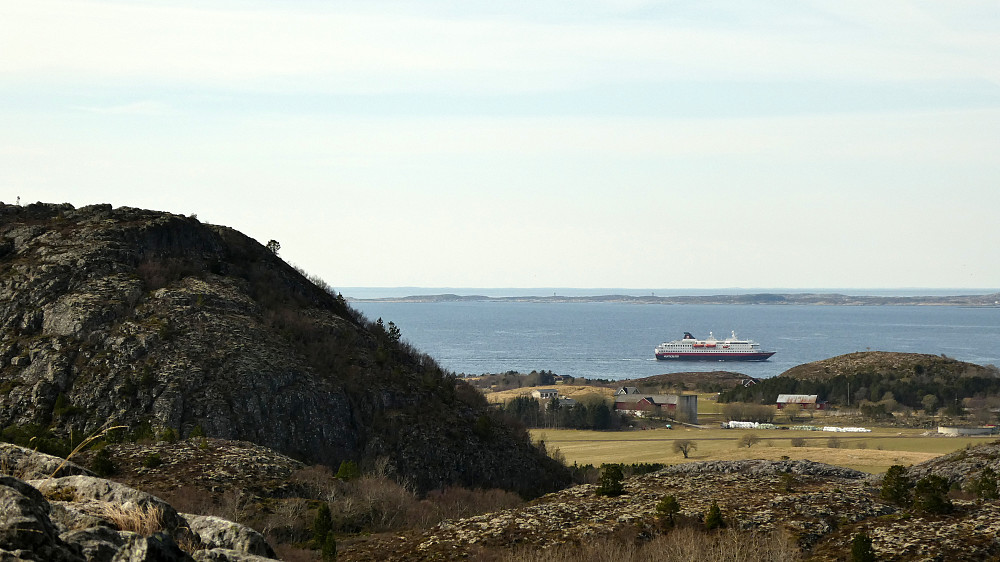 Nordgående hurtigrute passerer Nes.