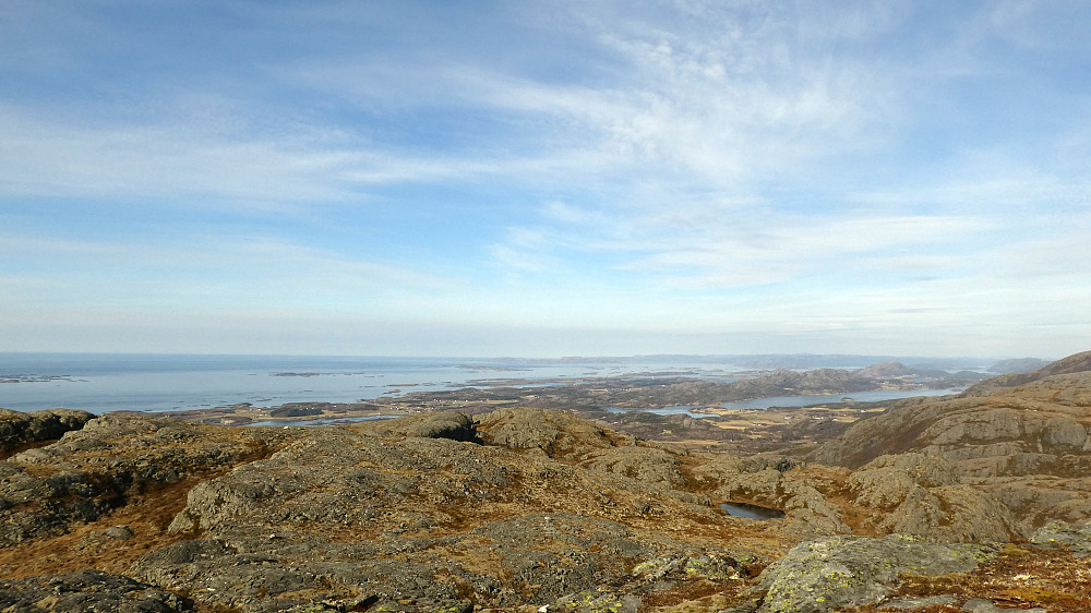 Mot Vallersund og Linesfjorden.