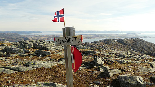 Da er det bare å følge merkinga mot flyvraket.