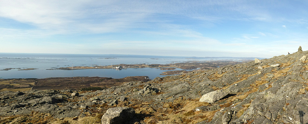 På tur bort til flyvraket har vi panorama utsikt ned mot Valsneset.