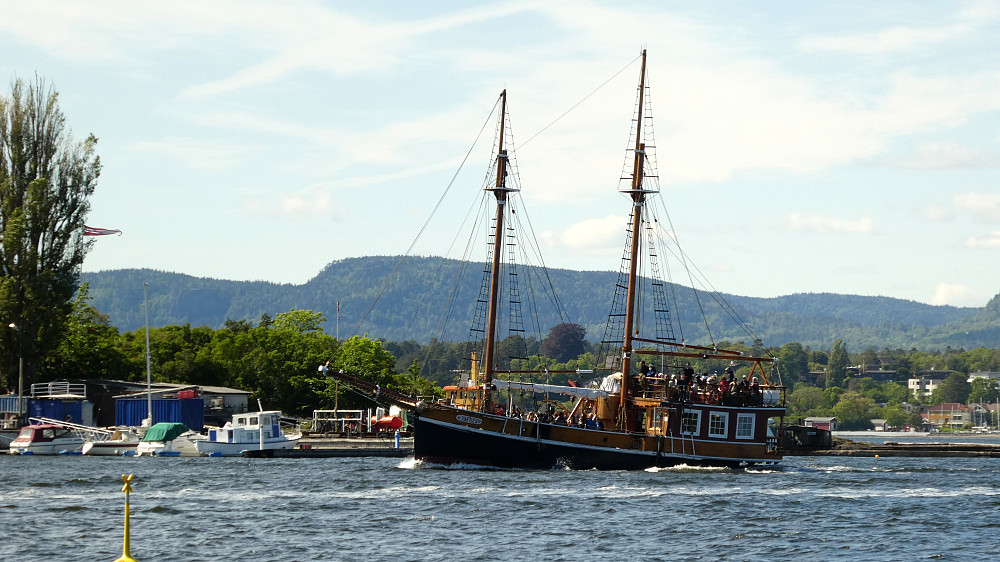 En av de mange båtene som frakter turister rundt øyene her.
