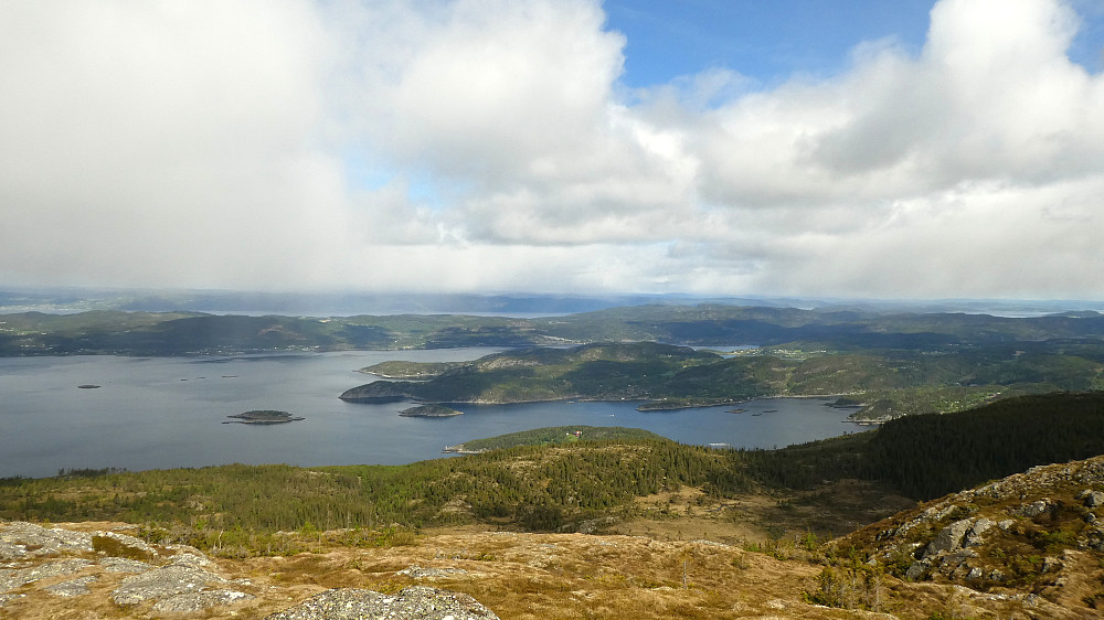 Åsenfjorden med Fættenfjorden inn til høyre.