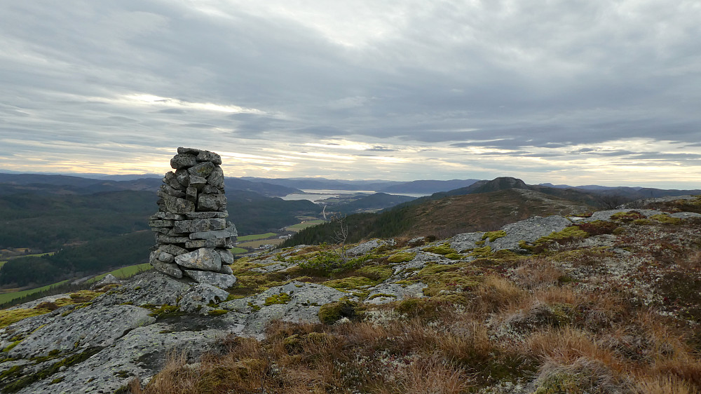 Det er reist en fin varde på" fortoppen" til Hundheia.