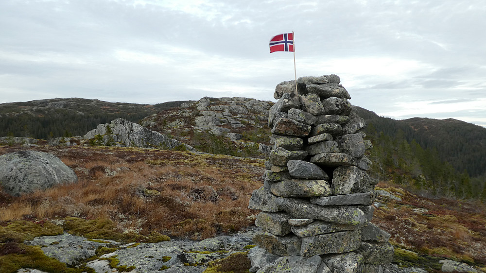 Flagget er på plass.Toppen av Hundheia bak varden (venstre)