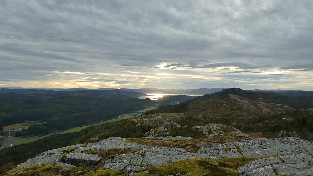 Sola skinner på Botn og Trondheimsfjorden.