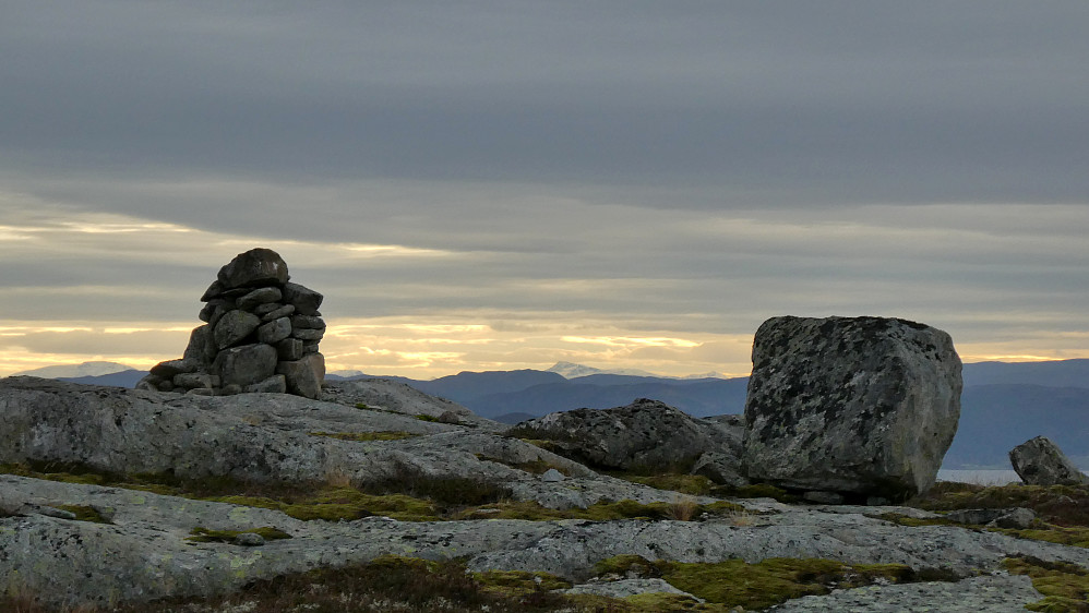 Tre bilder fra Slettheia med sine mange varder.