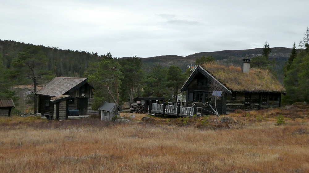 Flott hytte nede ved Roksetvatnet.
