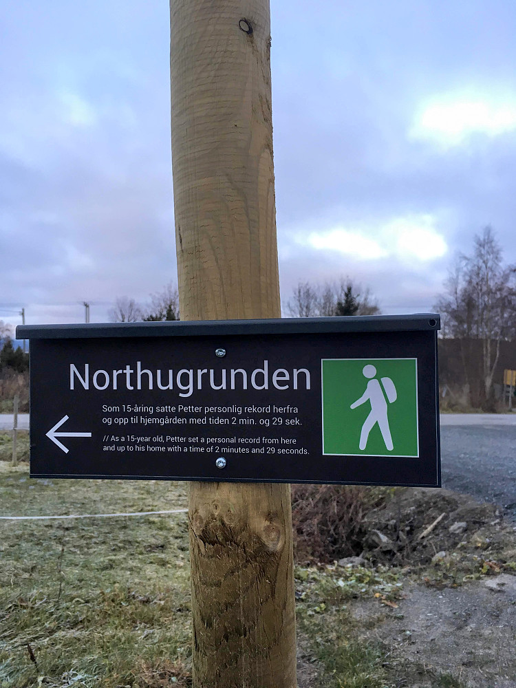 Dette skiltet står nede ved hovedveien.