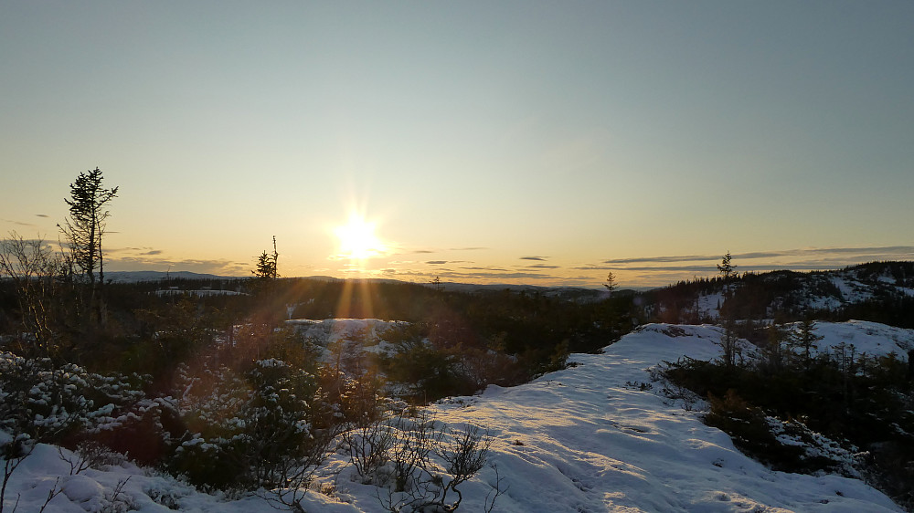 Mot sør er sola på vei ned.