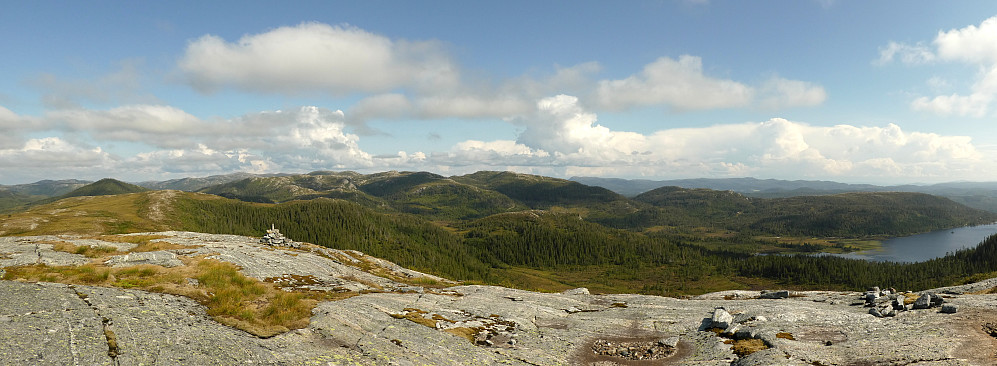 Panorama fra Svaraberget mot øst og sør.Roksetvatnet nede til høyre.