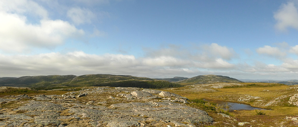 Panorama mot nord og Storliheia.Storsalen til høyre her.