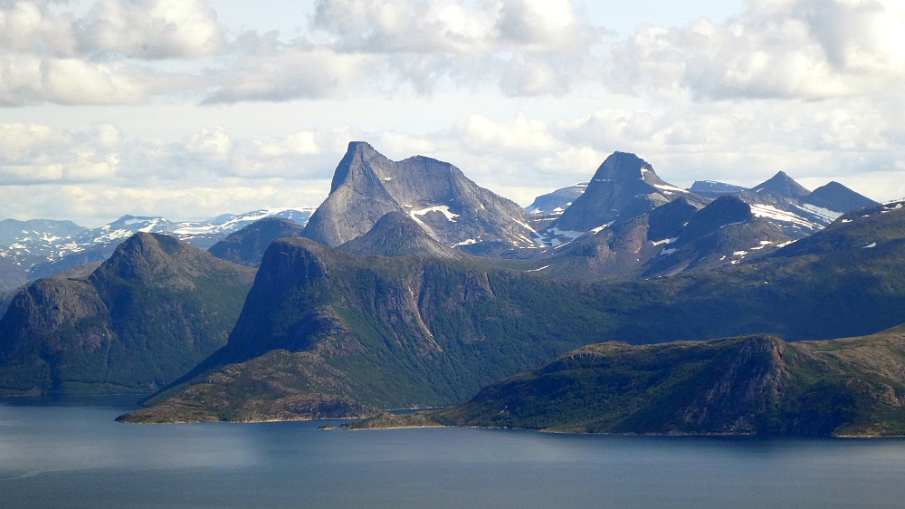 Stetinden 1391 moh. med sitt flate topp platå er kåret til Norges nasjonalfjell.Presttinden 1335 moh. til høyre for Stetind.