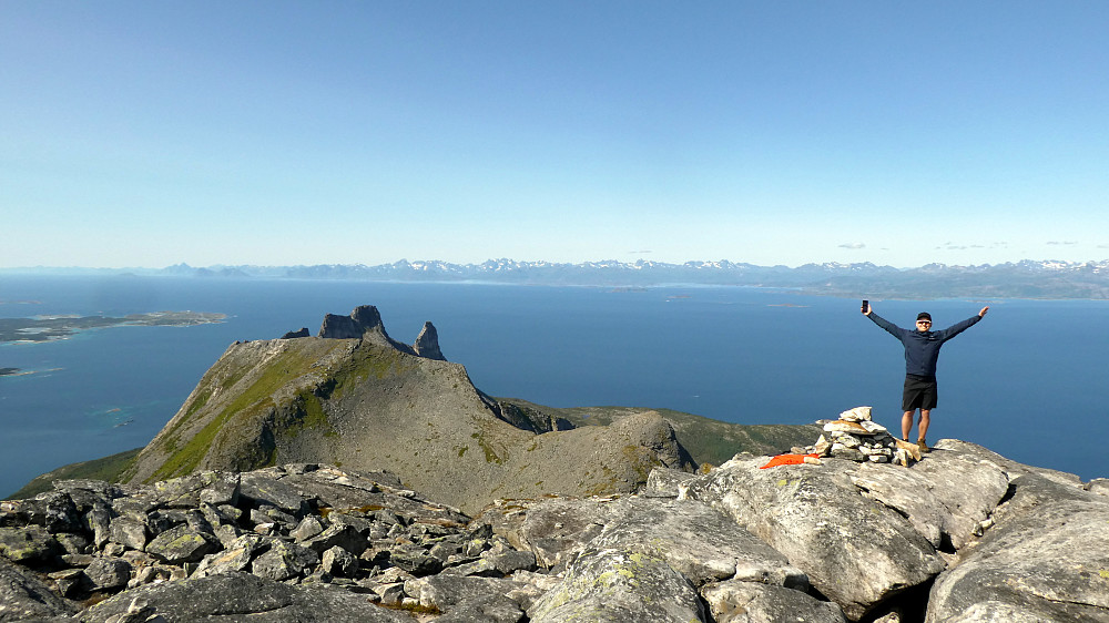 På toppen og det gir en herlig følelse i kroppen når man får en slik utsikt over den Nordnorske naturen.