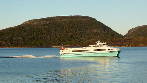 Hurtigbåten fra Brekstad til Trondheim har også anløp noen ganger i Hasselvika.