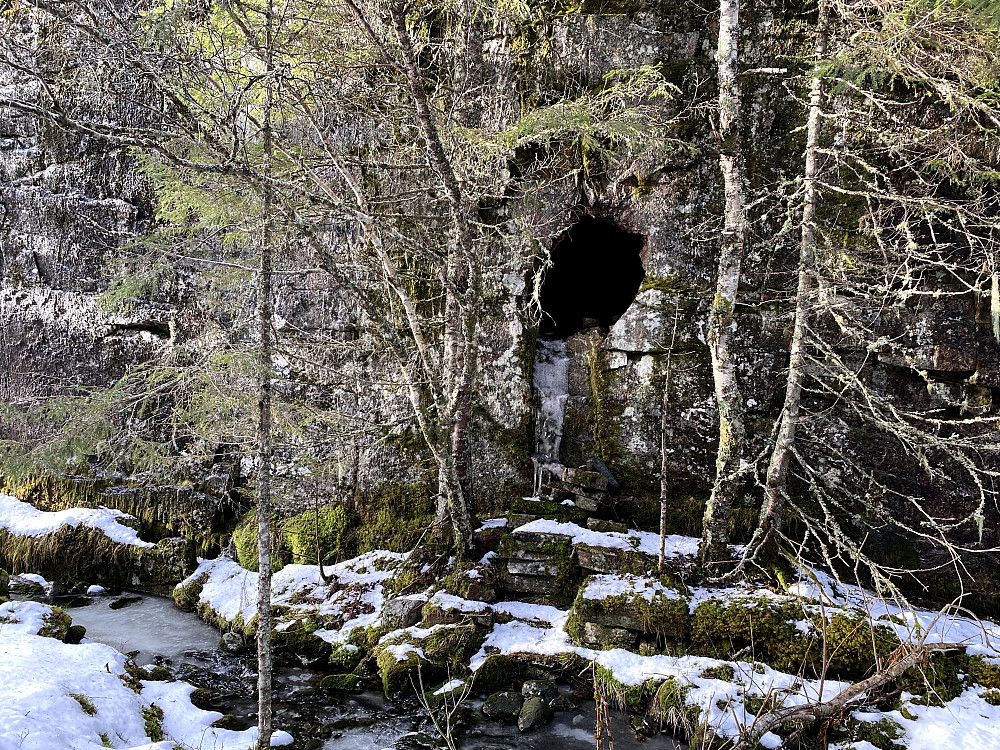 Hullet i bergveggen er lett å få øye på.